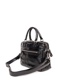 Schwarze Ledertasche mit zwei oberen Griffen und verstellbarem Schulterriemen. Verfügt über eine vordere Reißverschlusstasche und eine glatte Textur. Rechteckige Form.