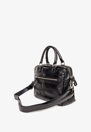 Zwarte leren tas met dubbele bovenhandvatten en verstelbare schouderriem. Voorzien van een voorvak met ritssluiting en een gladde textuur. Rechthoekige vorm.
