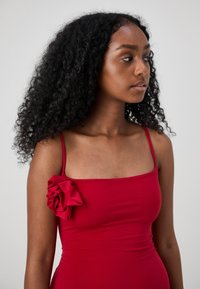 WAL G PETITE MARY ROSE TIE BACK  - Koktajl obleka/za zabavo - cherry red