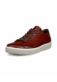 Sneaker in pelle marrone con lacci marroni scuri, punta arrotondata e suola bianca texturizzata. Presenta un design minimalista con dettagli a pannello.