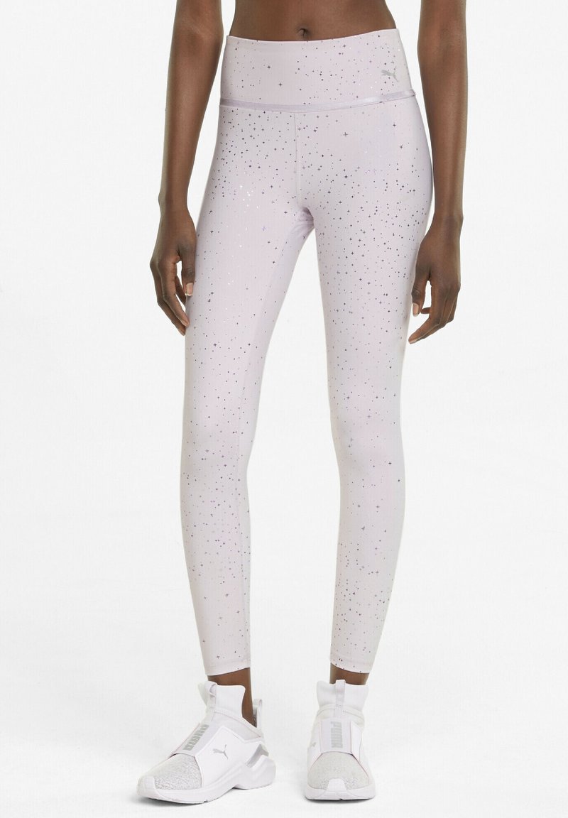 Jasnofioletowe legginsy z wysokim stanem, ozdobione wzorem w ciemniejsze fioletowe plamki. Wykonane z elastycznego materiału zapewniającego wygodę.