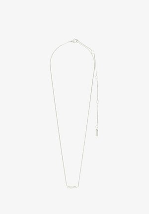 Sidabrinė grandinėlė su užrašu "Mama" kreivuoju šriftu, su ilgį reguliuojančia papildoma grandinėle ir maža stačiakampio formos žymė.