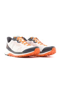 Sportliche Sneakers mit einem weißen Mesh-Obermaterial, grauen Akzenten, leuchtend orangefarbenen Schnürsenkeln und einer robusten orangefarbenen Sohle mit tiefen Profilen für besseren Halt.
