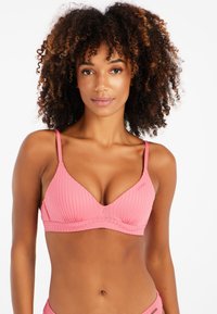 Rosa geripptes Bikini-Top mit verstellbaren Trägern und dreieckiger Form, ausgestattet mit subtiler Markenkennzeichnung und einer strukturierten Oberfläche.