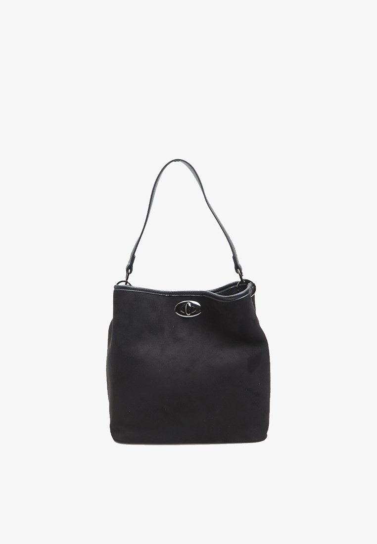 Melna zamšādas rokassoma ar gludu tekstūru, viena plecu siksna un sudraba toņu logotipa detaļa priekšpusē.