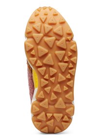 Suela de zapato con base de goma naranja texturizada con tacos triangulares, acentos en rosa y amarillo contrastantes y detalles laterales en blanco.