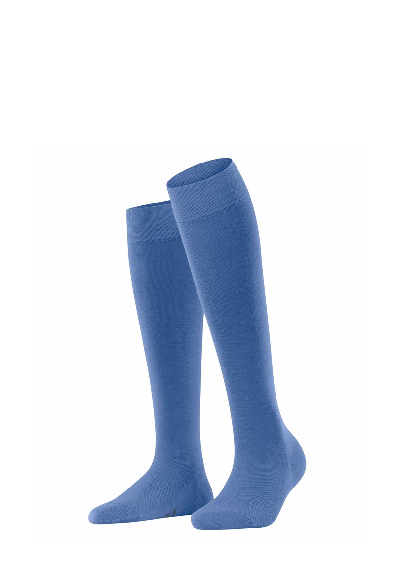 Due calzini al ginocchio di colore blu uniforme, in posizione verticale su uno sfondo bianco, che mostrano la loro texture liscia e il design.