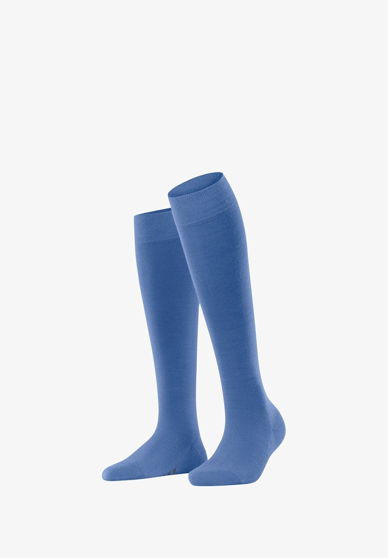 Zwei knielange Socken in einfarbigem Blau, aufrecht vor einem weißen Hintergrund stehend, die ihre glatte Textur und ihr Design zur Schau stellen.