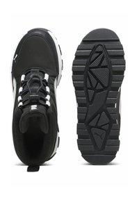 Zapatillas deportivas negras con un upper texturizado, acentos blancos y una suela de goma negra resistente que presenta un diseño de banda de rodadura multi-patrón.