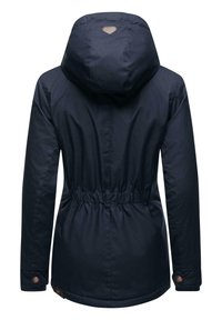 Veste bleu marine de longueur mi-longue avec une taille cintrée, une capuche et des accents marron. Texture lisse avec un tissu résistant aux intempéries et durable.