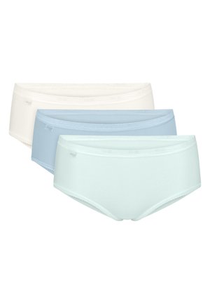 Tři jednoduché bavlněné dámské hipsterské kalhotky naskládané na sobě v krémové, světle modré a mátově zelené barvě, s malými štítky značky na levé straně.