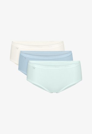 Trzy gładkie bawełniane majtki damskie typu hipster ułożone jedna na drugiej, w kolorach kremowym, jasnoniebieskim i miętowym, z małymi metkami marki po lewej stronie.