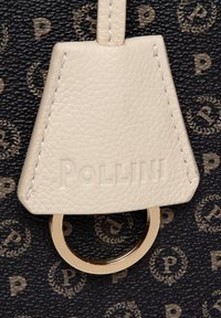 Materiale nero testurizzato con un motivo a logo 'P' dorato. Presenta un'etichetta in pelle avorio con la scritta "Pollini" in rilievo e un accento dorato a forma di anello.