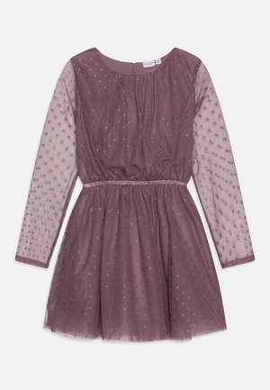 Krátke rukávy, fialové šaty s tylovým prehozom s bodkami, nariaseným pásom a textúrovaným povrchom. Obsahuje okrúhly výstrih a jemnú podšívku.