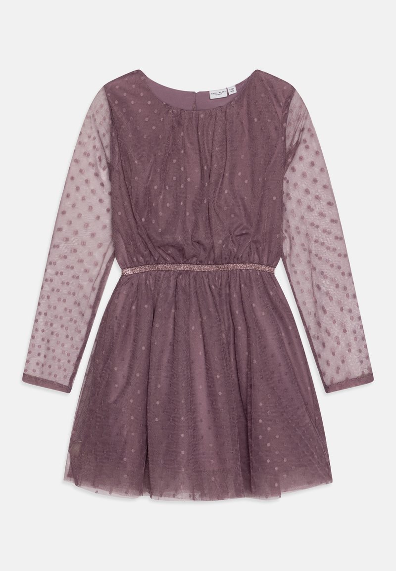 Īsām piedurknēm purpura kleita ar punktiņu tulle auduma pārklājumu, savilkta jostasvieta un teksturēta virsma. Iezīmē apaļu kakla izgriezumu un mīkstu oderi.