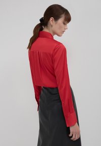 Calliope EN  AVEC NŒUD - Camicia - rouge