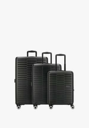 Schwarzes Hartschalen-Gepäckset in drei Größen. Strukturierte Oberfläche, vertikale Rillen, ausziehbare Griffe und leichtgängige Rollen.