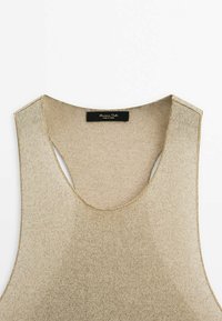 Haut sans manches en tricot beige avec encolure ronde et étiquette "Massimo Dutti" à l'intérieur du col.