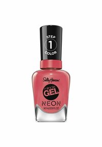 Sally Hansen Miracle Gel dalam botol kaca persegi, dengan tutup hitam yang bertuliskan "LANGKAH 1" dan warna neon pink-oranye yang cerah.