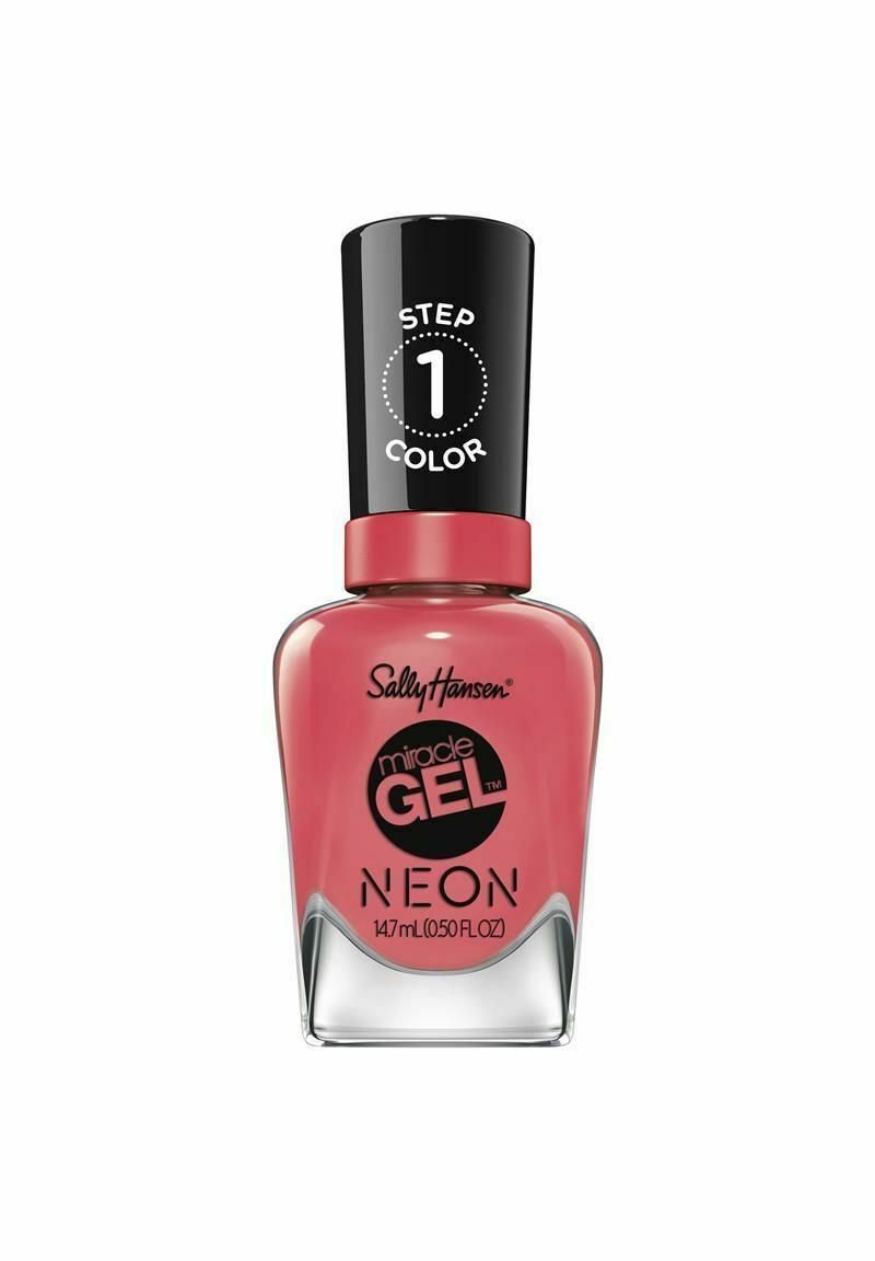 Sally Hansen Miracle Gel dalam botol kaca persegi, dengan tutup hitam yang bertuliskan "LANGKAH 1" dan warna neon pink-oranye yang cerah.