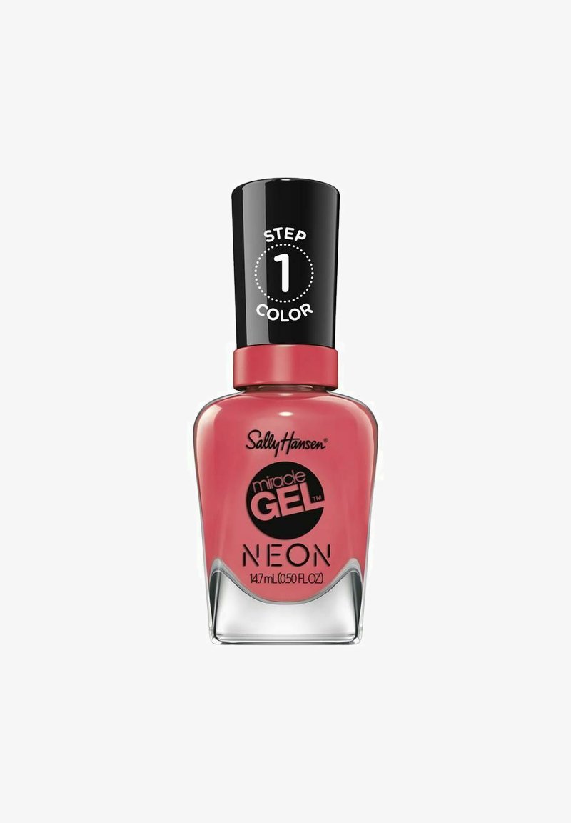 Sally Hansen Miracle Gel dalam botol kaca persegi, dengan tutup hitam yang bertuliskan "LANGKAH 1" dan warna neon pink-oranye yang cerah.