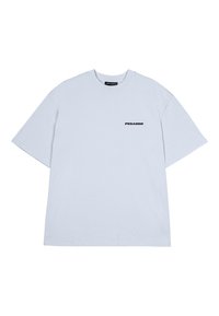 Valkoinen lyhythihainen crew neck -T-paita, jossa on pieni musta "PEGADOR" -teksti vasemmassa rinnassa.