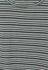 Zwart-wit gestreepte stof met gelijkmatig verdeelde horizontale lijnen. Zachte textuur met een gladde afwerking en een ronde halslijn.