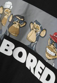 Sort t-shirt med tegneseriebamser i forskellige positurer på en grå baggrund, med fed hvid tekst der siger "KED" nederst.