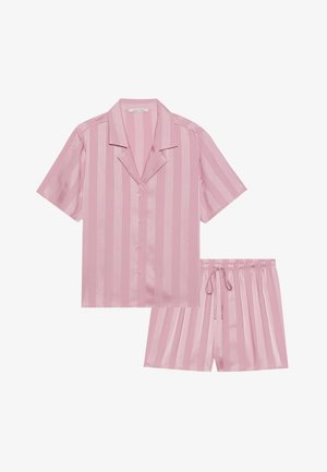 Rausvos satino trumpomis rankovėmis marškiniai ir atitinkantys šortai su vertikaliomis juostelėmis, marškiniai su mygtukų uždarymu ir šortai su elastinga juosmens dalimi.