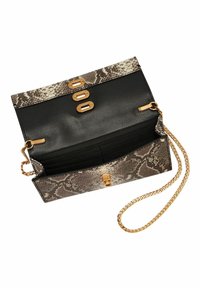 Sac à main noir à motif serpent avec quincaillerie dorée, bandoulière en chaîne et trois fermetures magnétiques en haut. L'intérieur comprend des emplacements pour cartes.