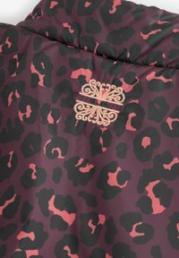 Puffy jas in donker bordeauxrood met zwarte en koraalroze luipaardprint. Heeft een decoratief geborduurd patroon in goudkleurig garen.