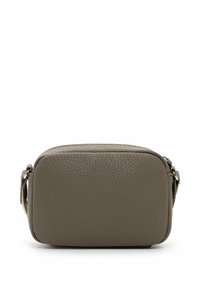 Sac bandoulière rectangulaire en cuir gris avec une texture granuleuse et des accents dorés. Dispose d'une fermeture à glissière sur le dessus et d'une sangle ajustable.