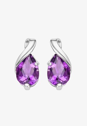 Sterlingo sidabro auskarai, papuošti kriaušės formos, fasetuotais purpuriniais brangakmeniais, saugiai laikomi lygiomis snapų laikikliuose su kreivais akcentais.