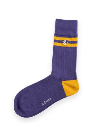 Calcetín morado con dos rayas amarillas cerca de la parte superior, talón amarillo y texto "EL GANSO" en la zona del pie sobre un fondo blanco.