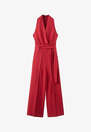 Červený overal bez rukávov s výstrihom do V, zavinovacím štýlom vpredu, širokými nohavicami a pásom z rovnakého materiálu uviazaným v páse.