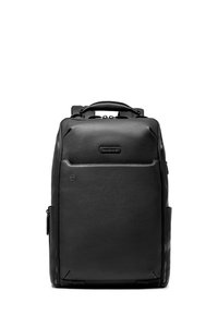 Mochila de cuero negro con textura, forma estructurada, asa superior, bolsillo frontal con cremallera y bolsillo lateral para almacenamiento adicional.