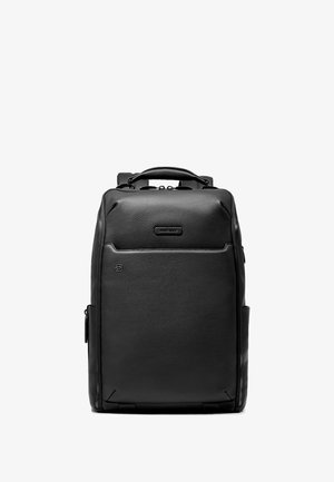 Mochila de cuero negro con textura, forma estructurada, asa superior, bolsillo frontal con cremallera y bolsillo lateral para almacenamiento adicional.