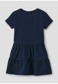 Navy-blaues Baumwollkleid mit kurzen Ärmeln, das über ein gestuftes Rockdesign und einen runden Ausschnitt verfügt. Glatte Textur, lässiger Stil.