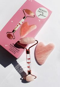 ARI ANWA Skincare ROSENQUARZ ROLLER UND GUA SHA - THE SOULCARE KIT - Accessori skincare - rose