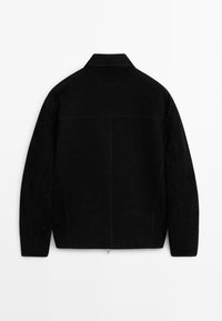 Schwarze Wildlederjacke mit geradem Schnitt, flachem Kragen und einem zentralen Reißverschluss am Saum, die eine glatte Textur und ein schlichtes Design zeigt.