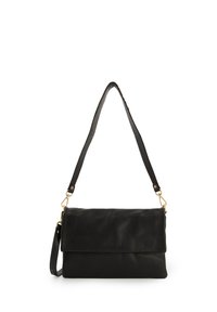 Schwarze Lederhandtasche mit einem umklappbaren Deckel, verstellbarem Trageriemen, goldfarbenen Hardware-Akzenten und einer glatten, strukturierten Oberfläche.