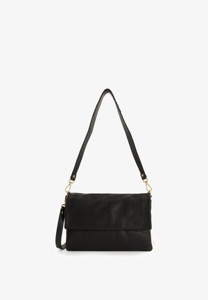 Sac à main en cuir noir avec rabat, bandoulière ajustable, accents en métal doré et finition lisse et texturée.