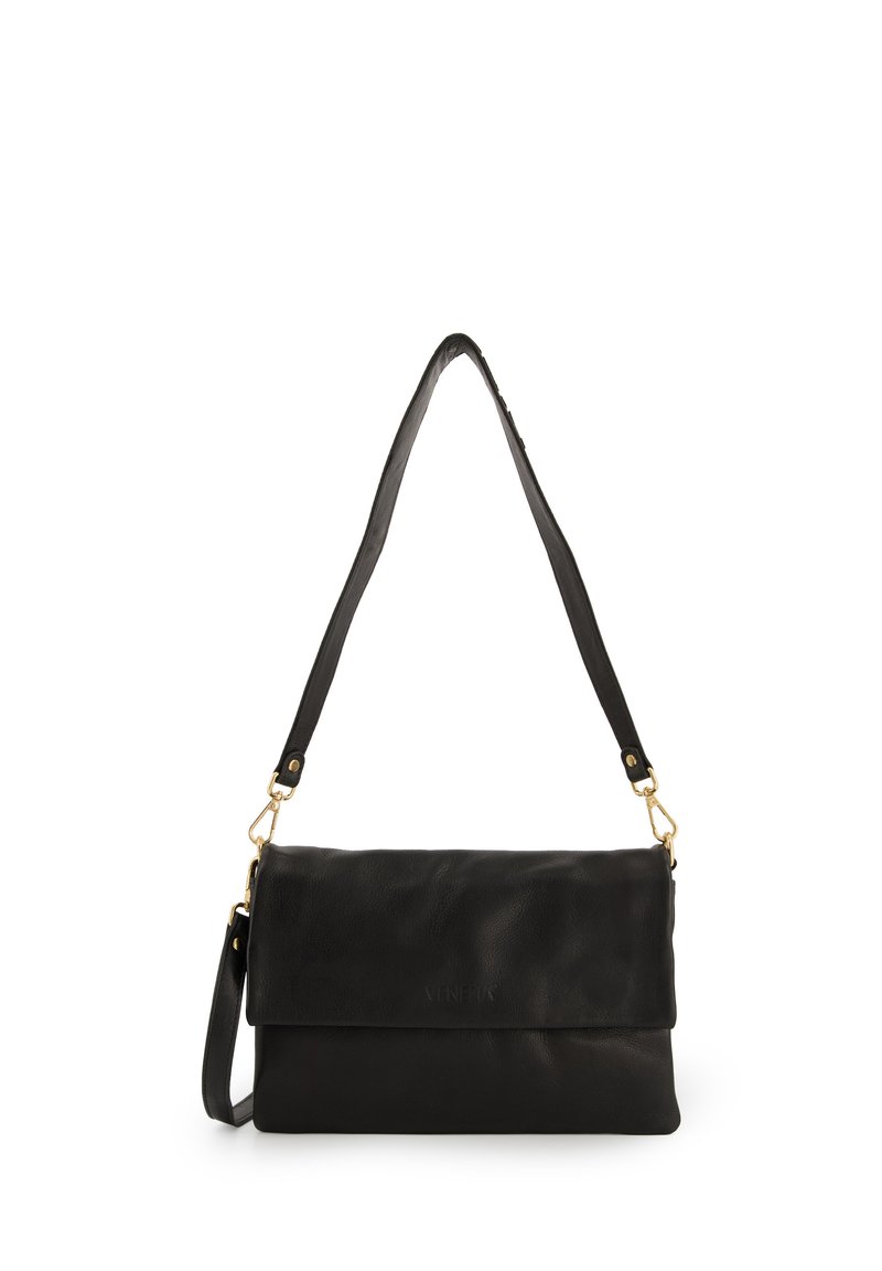 Schwarze Lederhandtasche mit einem umklappbaren Deckel, verstellbarem Trageriemen, goldfarbenen Hardware-Akzenten und einer glatten, strukturierten Oberfläche.
