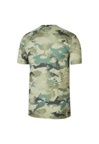 Camiseta de manga corta en un patrón de camuflaje que presenta tonos de verde, azul y negro, fabricada con una tela suave y ligera.