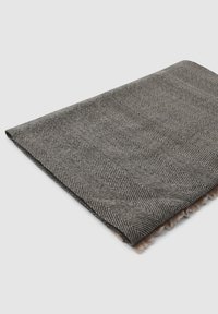 Sciarpa di lana grigia piegata con un sottile motivo a chevron diagonale e bordi beige frangiati su sfondo bianco.