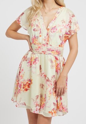 Vestido floral con escote en V, cinturilla plisada, mangas cortas y flores coloridas en tonos rosa, naranja y amarillo sobre tela crema.