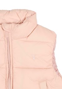 Wypełniona bezrękawnik w miękkim różowym materiale, z wysokim kołnierzem, zamkiem błyskawicznym z przodu i haftowanym logo po lewej stronie. Gładka faktura.