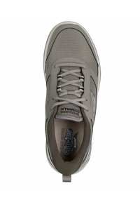 Grijze sportieve schoen met bovenwerk van mesh, ronde neus en vetersysteem. Bevat 'Sketchers Go Walk' branding op de binnenzool en zijaccenten.