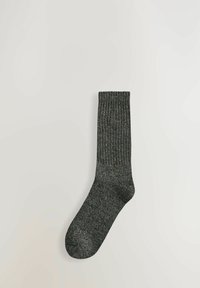 Grau gestreifte Socke mit verstärkter Ferse und Spitze, aus einem strukturierten Stoff gefertigt, mit einem dezenten Markenlogo nahe dem Bündchen.