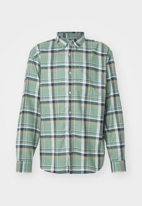 Grünes Flanellhemd mit einem Karomuster in Marineblau, Orange und Weiß. Lange Ärmel, Button-Down-Kragen und eine Brusttasche.